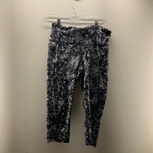 Lululemon Size 10 Fast And Free Cropped Leggings Black and Gray Floral